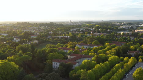 Grüne-Wohngegend,-Bäume-Und-Park,-Luftaufnahme-Des-Sonnenuntergangs,-Montpellier